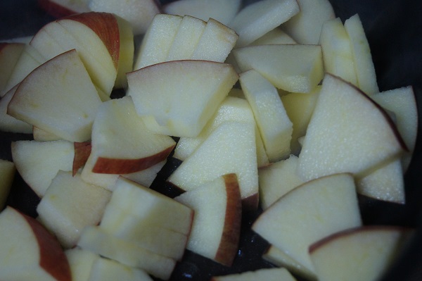 ハチミツとシナモンをかけて美味しいココナッツオイルの焼きりんご。
